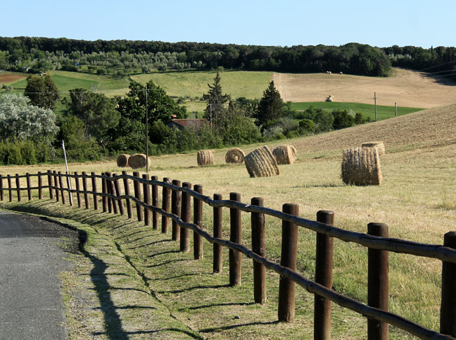 Toskanische Landschaft mit Heuballen