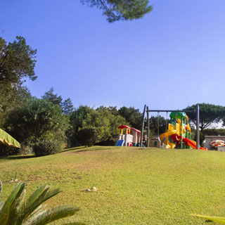 Area giochi nel grande giardino