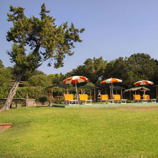 Gazebo e lettini nel giardino