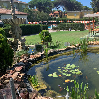 Laghetto ornamentale e area giochi