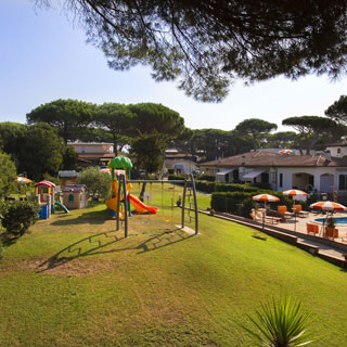 Parco giochi per bambini accanto alla piscina