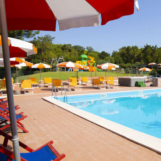 Piscina, solarium e parco giochi