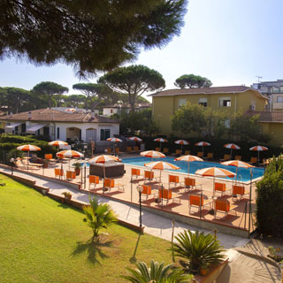 Piscina e solarium immersi nel giardino
