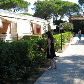Vialetto tra gli appartamenti e il giardino