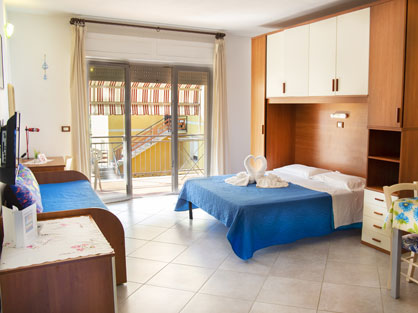 Zona notte di un monolocale del Residence Le Rose