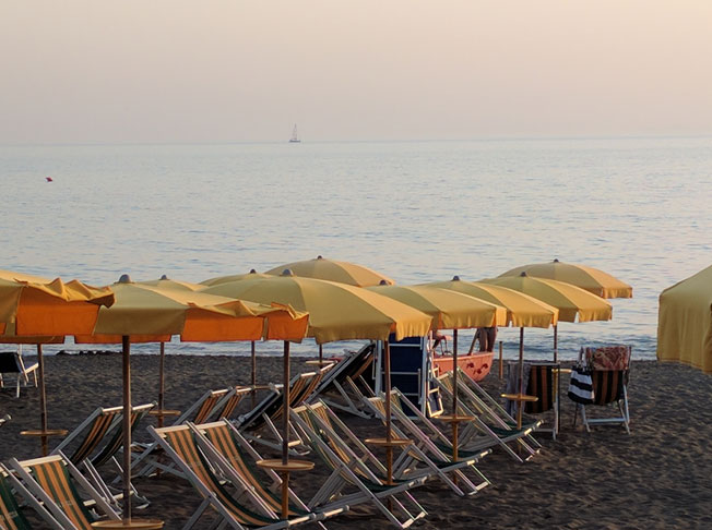 Sonnenschirme und Liegestühle am Strand