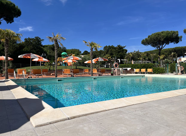 Piscina e giardino del Residence Le Rose