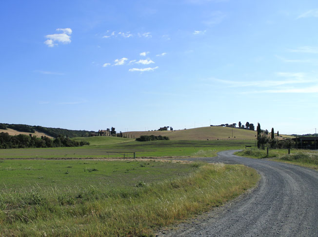Feldweg durch die Hügel der Etruskerküste